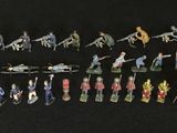 tout un tas de figurines posées sur une table