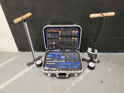 une caisse d'outils avec des outils à l'intérieur, posée sur le sol