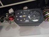 une photo d'une horloge et de quelques lampes posées sur une étagère