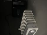 un radiateur qui se trouve sur le mur, à côté de l'autre radiateur