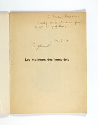 un livre ouvert, sur lequel figure un titre écrit à la main, posé sur une table