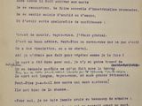 un gros plan d'un morceau de papier sur lequel on a écrit