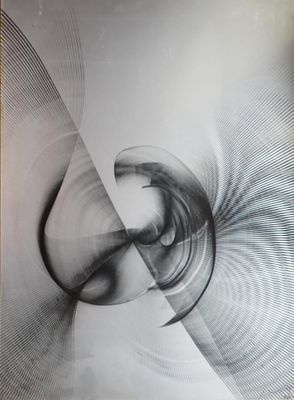 photographie en noir et blanc représentant un motif en spirale sur un mur