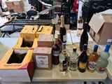de nombreuses bouteilles d'alcool posées sur une table dans une pièce