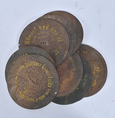 plusieurs vieux disques métalliques portant des inscriptions en chinois sur un fond blanc