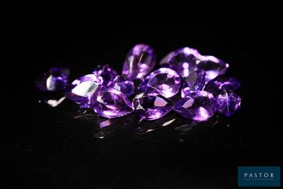 un bouquet d'améthystes violettes sur un fond noir