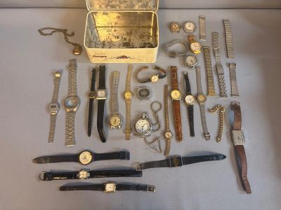 de nombreux modèles de montres exposés dans une vitrine