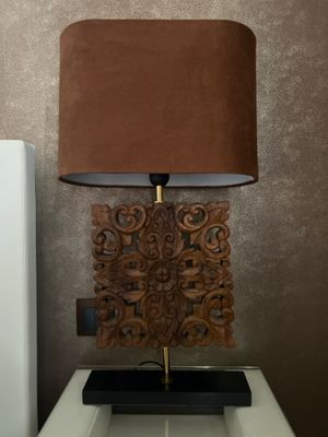 une lampe posée sur une table blanche