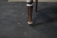 Paire de chaises voyeuses en bois noirci, montant à décor de… (photo 2)