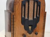 une radio à l'ancienne posée sur une surface blanche