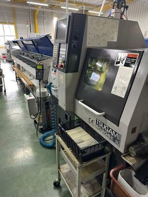 une machine qui se trouve dans une usine où il y a beaucoup de machines