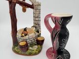 deux vases posés l'un à côté de l'autre sur une table