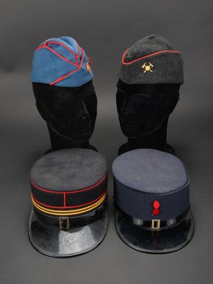 trois chapeaux sont empilés les uns sur les autres sur une tête de mannequin