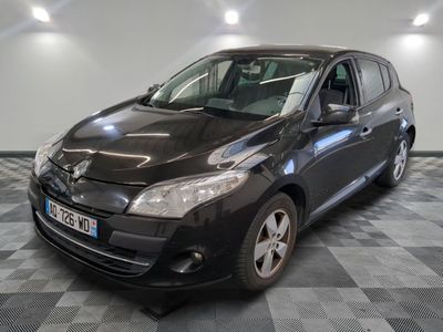 la photo d'une voiture noire garée dans un garage