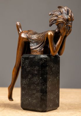 statue représentant une femme allongée sur un bloc de marbre