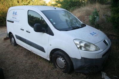 une camionnette blanche garée dans la poussière
