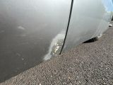 un gros plan sur le pneu d'une voiture présentant un trou