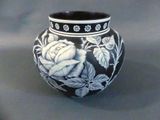 un vase noir et blanc orné d'un motif de roses