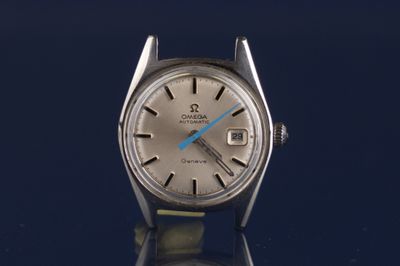 un gros plan d'une montre argentée avec une trotteuse bleue
