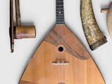 a picture of a musical instrument with horns on it