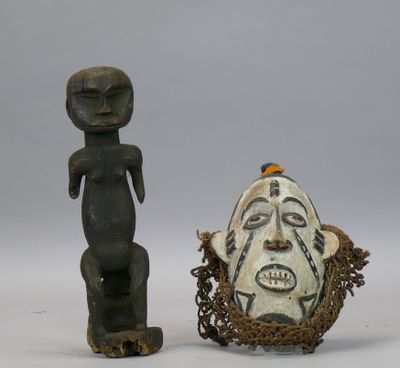 deux figurines assises l'une à côté de l'autre sur une table