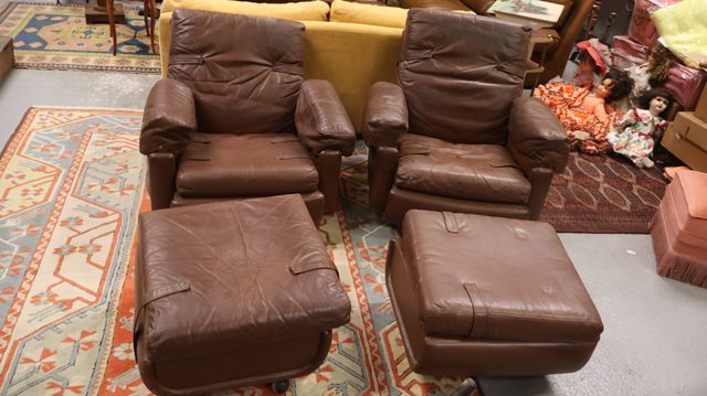 Salon en cuir état d’usage comprenant deux fauteuils et deux pouf...