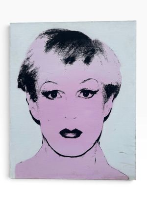 un tableau représentant le visage d'une femme sur fond rose