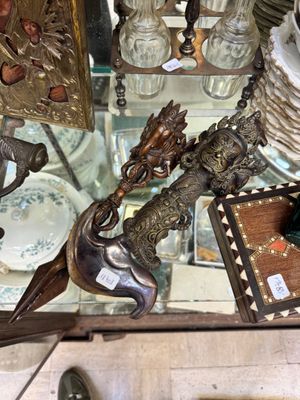 une table en verre sur laquelle sont posés de nombreux objets