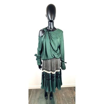 robe verte et noire sur un mannequin, un mannequin, un mannequin, un mannequin, un mannequin, un mannequin, un mannequin, un mannequin, un mannequin