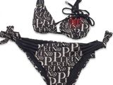 un gros plan sur un bikini avec un nœud au niveau du bas