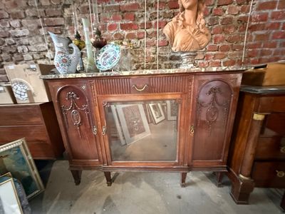une grande armoire en bois surmontée d'un miroir