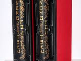 deux livres noirs et rouges posés sur une table blanche