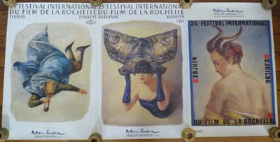 Trois tableaux représentant des femmes accompagnées d'oiseaux sont accrochés au mur.