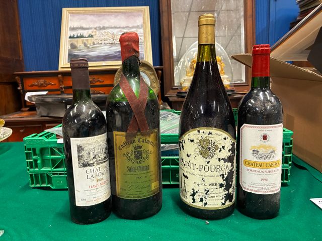 Une bouteille de Château Cabirol Bordeaux 1996, un magnum Saint-P...