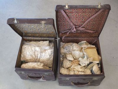 deux bagages ouverts posés par terre