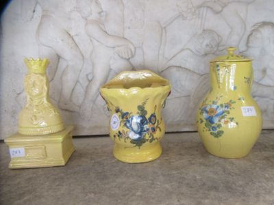 Un pique-fleurs d'applique, une verseuse et son couvercle en…