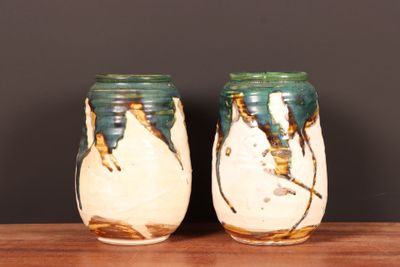 deux vases posés sur une table