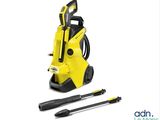 une pince de serrage jaune et des outils sur fond blanc