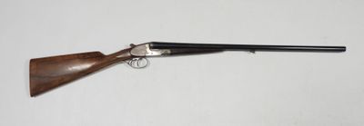 un fusil de chasse avec une crosse en bois et une crosse noire