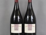 deux bouteilles de vin rouge posées sur une table en verre