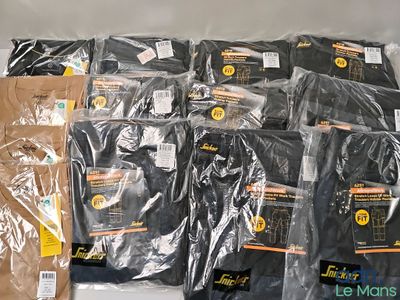 de nombreux sacs de vêtements posés sur une étagère dans un magasin