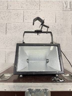 un boîtier métallique surmonté d'une lampe