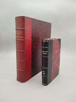 deux livres posés l'un à côté de l'autre sur une table