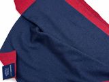 l'écharpe rouge et bleue est posée par-dessus l'écharpe bleue et rouge