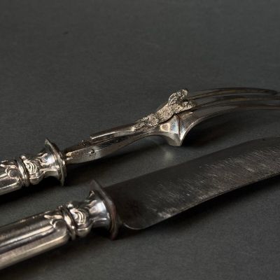 deux fourchettes et un couteau posés sur une table