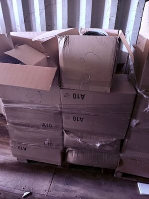 une pile de boîtes posées sur le sol d'une pièce