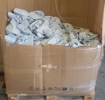 un carton rempli de vêtements posé sur une palette
