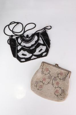 deux petits sacs à main posés sur une table