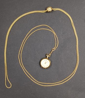 une image représentant un collier en or avec une montre suspendue à une chaîne