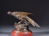 sculpture en bronze représentant un oiseau perché sur un rocher